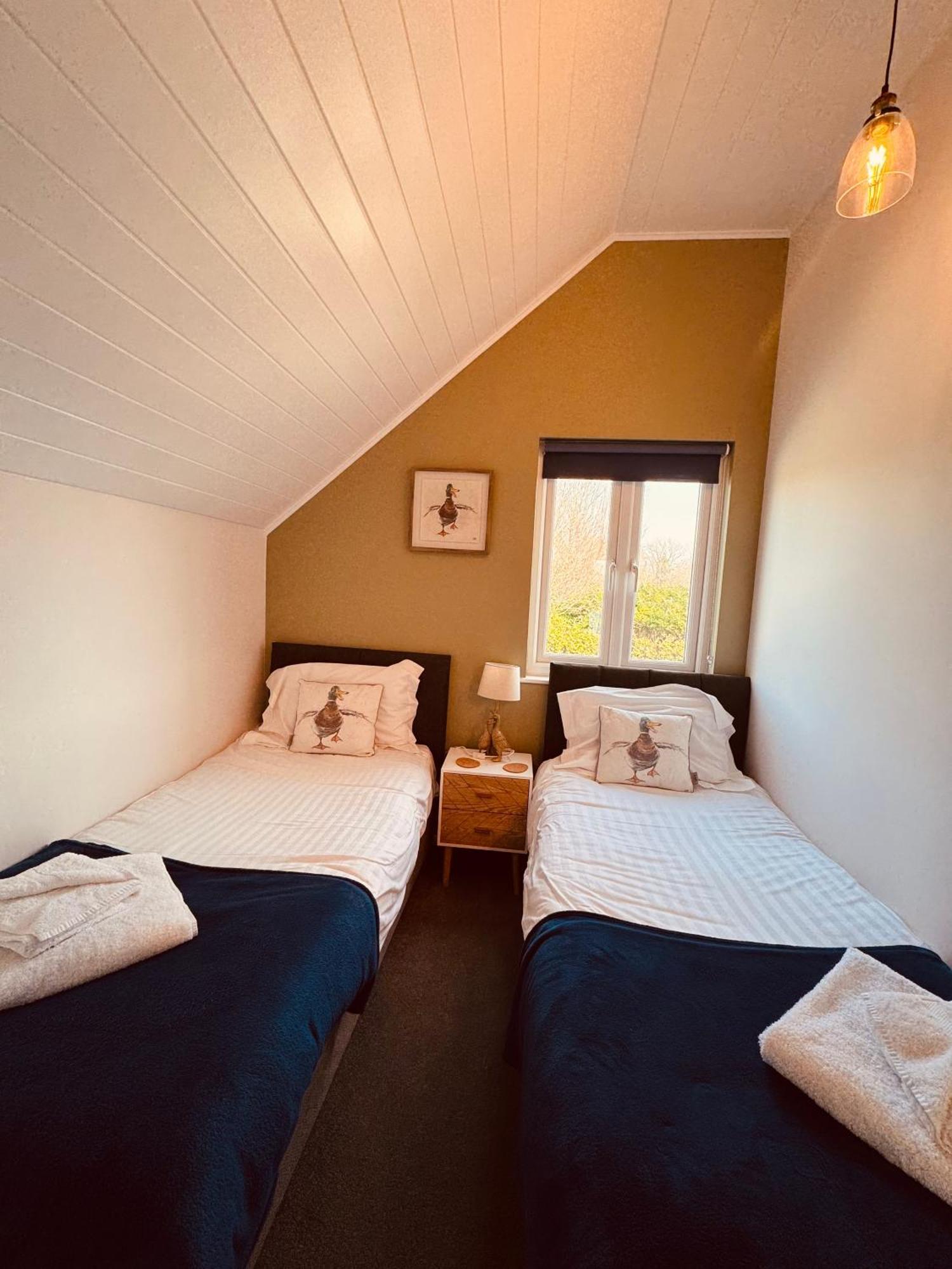 Cotswolds Lakeside Lodge - Nesbitt'S Nest South Cerney Exterior foto