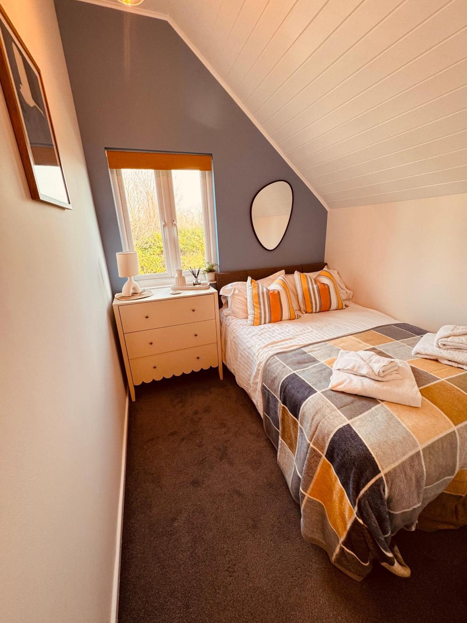 Cotswolds Lakeside Lodge - Nesbitt'S Nest South Cerney Exterior foto